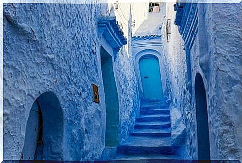 Street of a blue village, the color that reduces stress