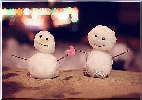 Snowmen with heart in hand