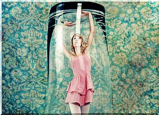 girl-trapped-in-a-glass